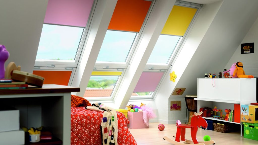 Рулонные шторы на мансардных окнах в детской комнате